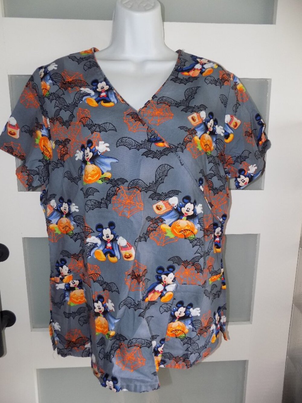 Disney Halloween Vampire Mickey Mouse Gray Scrub SS Shirt Size M Women's